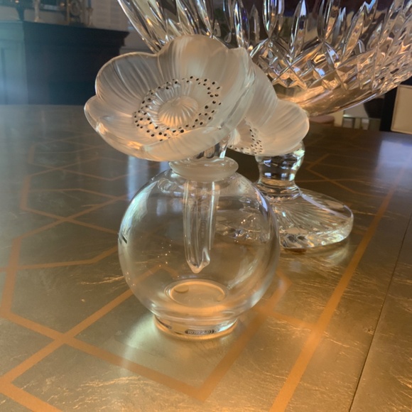 Lalique 1980โs Extra Large Crystal Les Anemone Perfume Bottle 6.5โH - Picture 3 of 7